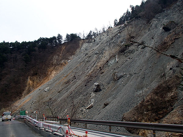 土砂崩れが迫る国道１５８号線